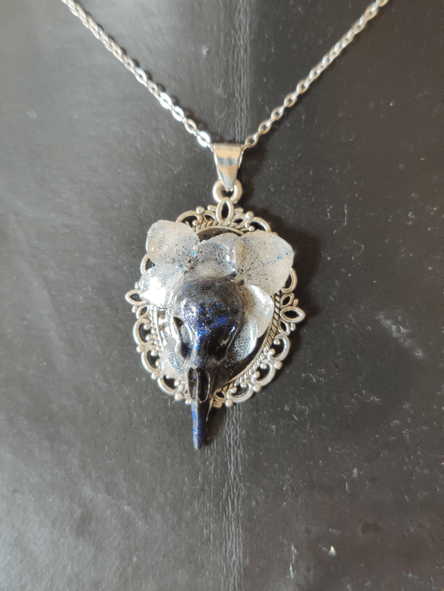 Collier hortensias naturelles et crâne de corbeau