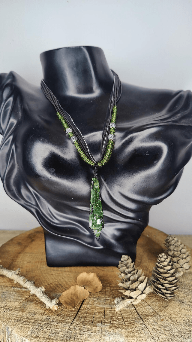 Collier Antre Lumière vert éclatant et perles