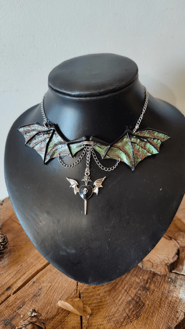Collier chauve souris aux ailes déployées bi reflets violet émeraude Mystique 