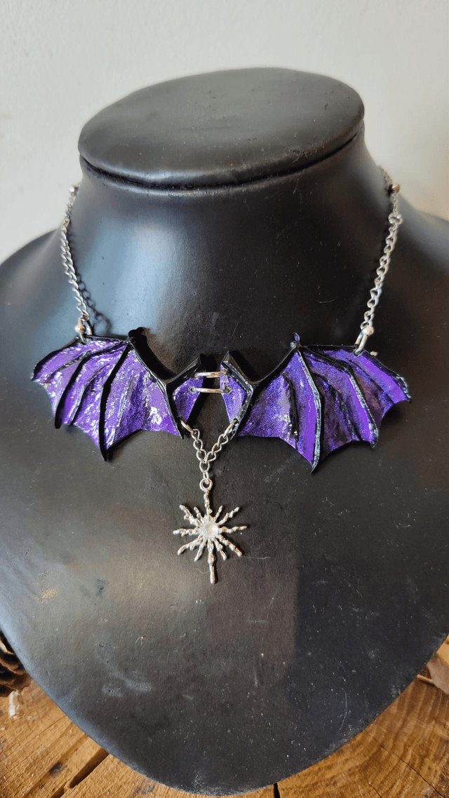 Collier chauve souris aux ailes déployées modèle violet Mystique 