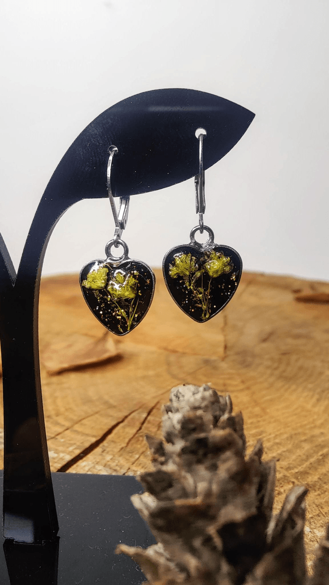 Boucles d'oreilles coeurs en fleurs de gypsophiles naturelles 