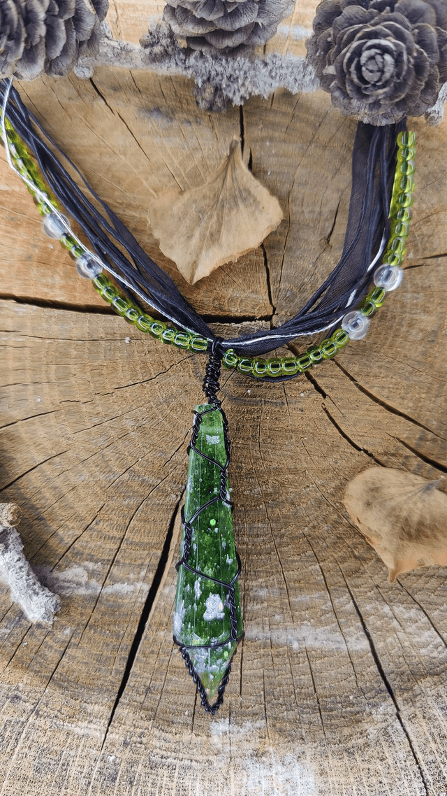 Collier Antre Lumière vert éclatant et perles