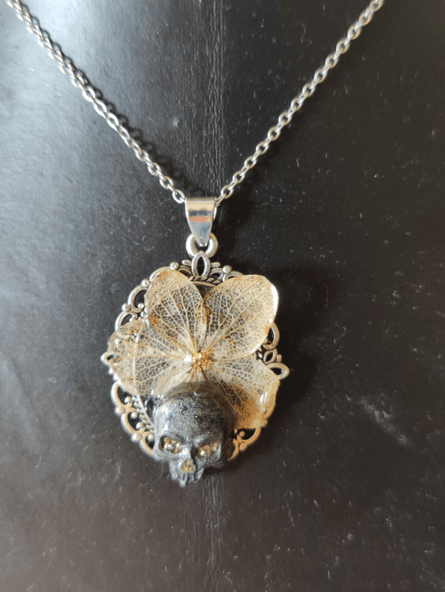 Collier hortensia naturelle et crâne holographique 