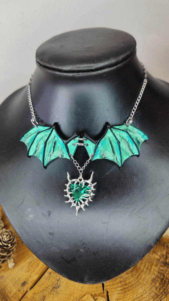 Collier chauve souris aux ailes déployées modèle vert émeraude éclatant