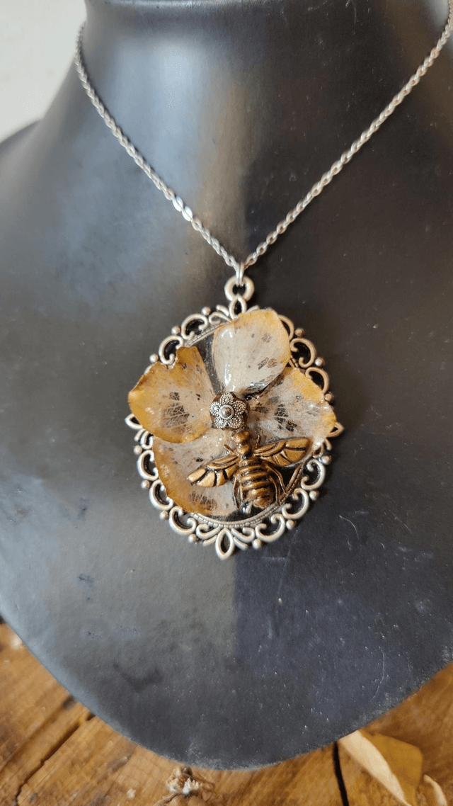 Collier hortensia naturelle & son abeille butinante