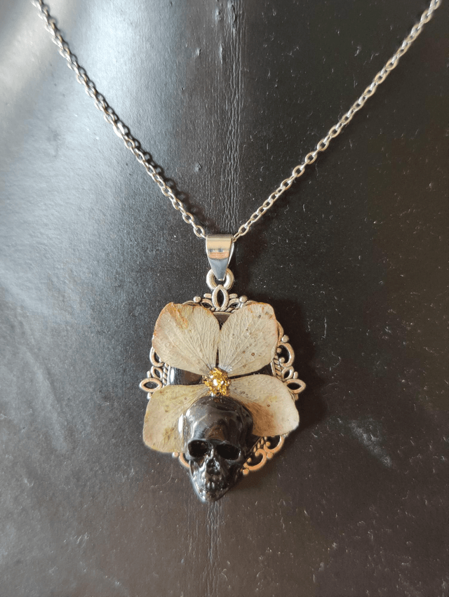 Collier hortensia naturelle et tête de mort