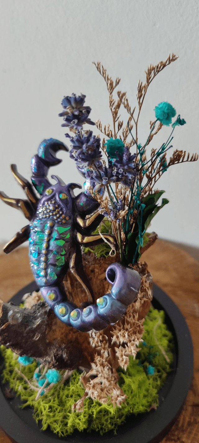 Fantasy sous cloche : Le scorpion luisant et végétaux 