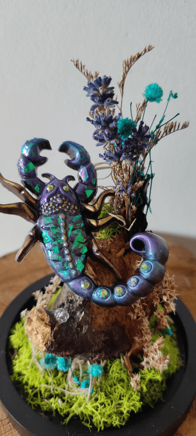 Fantasy sous cloche : Le scorpion luisant et végétaux 