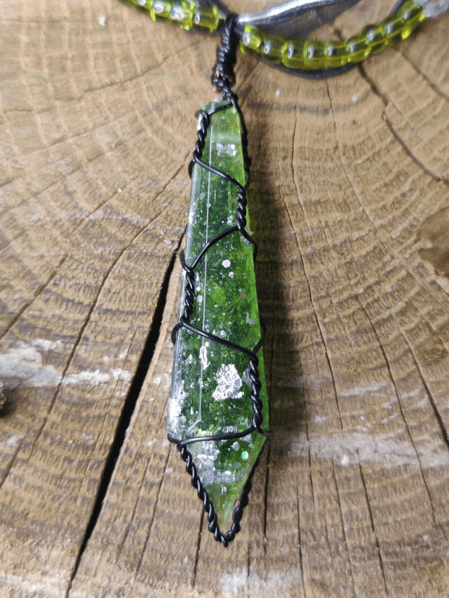 Collier Antre Lumière vert éclatant et perles