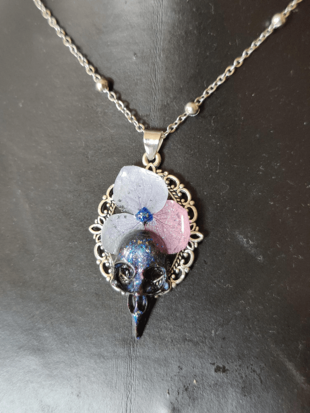 Collier hortensia naturelle et crâne de corbeau 