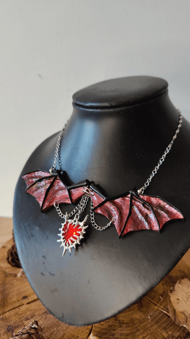 Collier chauve souris aux ailes déployées modèle rouge sang