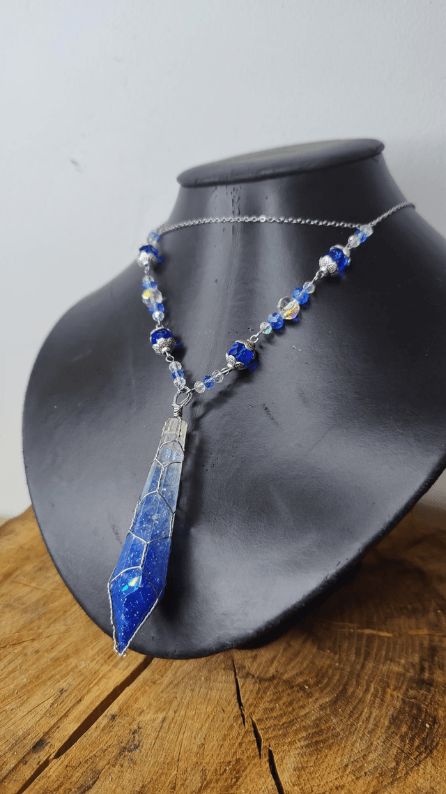 Collier Antre Lumières modèle bleu glacial et perles de verre