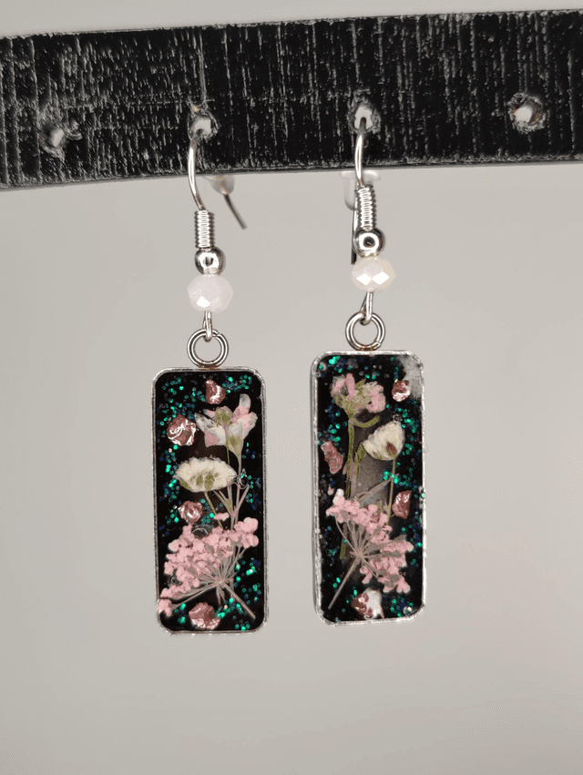 Boucles d&#039;oreilles minimalistes en fleurs naturelles de carottes et perles de verres 