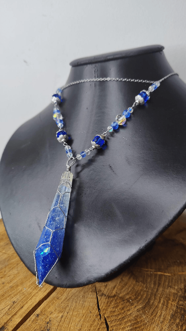 Collier Antre Lumières modèle bleu glacial et perles de verre