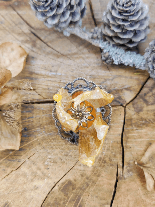 Broche Physalis et perle de résine vintage
