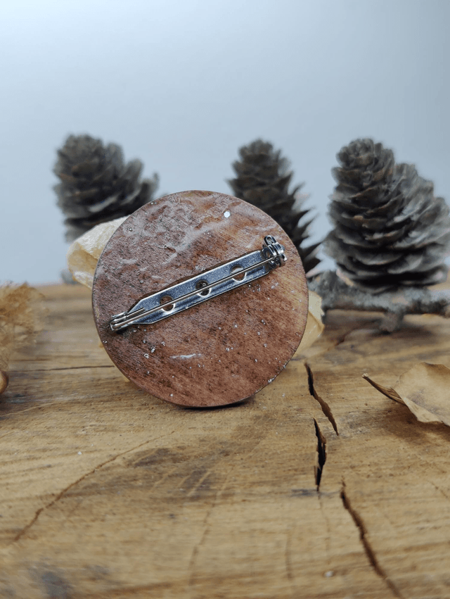 Broche Physalis et perle de résine vintage
