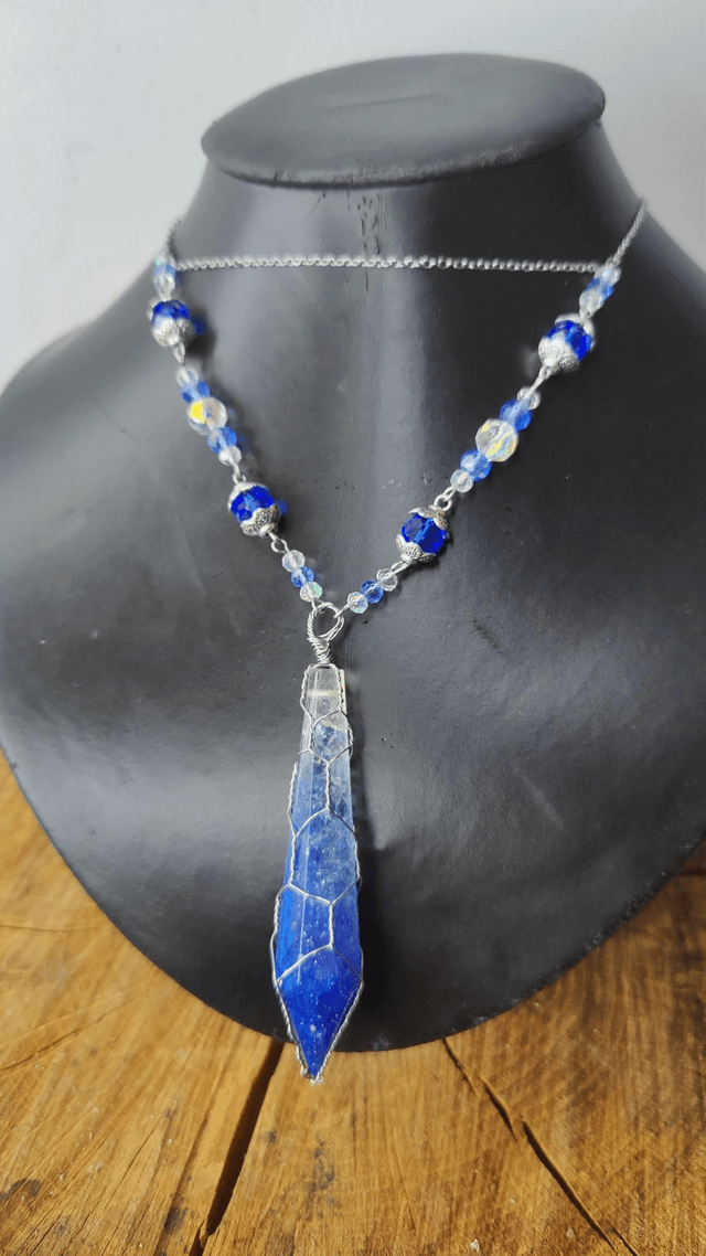 Collier Antre Lumières modèle bleu glacial et perles de verre