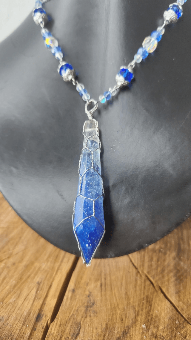 Collier Antre Lumières modèle bleu glacial et perles de verre